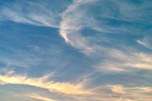 nube blanca y fondo de cielo azul foto