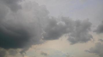 nubes grises de tormenta o nimbus en el cielo foto