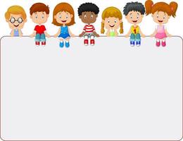 grupo sonriente feliz de niños que muestran el tablero del cartel en blanco vector