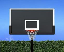 aro de baloncesto en el patio trasero y cielo azul brillante foto
