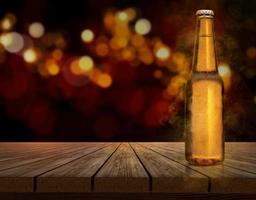 botella de cerveza con gotas de agua sobre una mesa de madera brillante fondo bokeh. concepto para elegir el mejor diseño foto