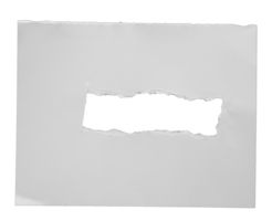 papier déchiré avec les côtés déchirés des rouleaux enroulés. un long trou noir déchiré sur le papier blanc. papier déchiré réaliste avec les bords déchirés pour l'espace de copie et le texte. png