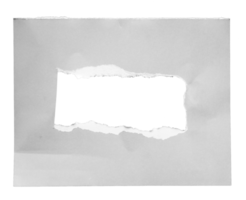 papier déchiré avec les côtés déchirés des rouleaux enroulés. un long trou noir déchiré sur le papier blanc. papier déchiré réaliste avec les bords déchirés pour l'espace de copie et le texte. png