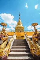 escalera bien decorada a la pagoda del famoso templo antiguo en chiang mai, tailandia, wat phra that doi kham templo de la montaña dorada foto