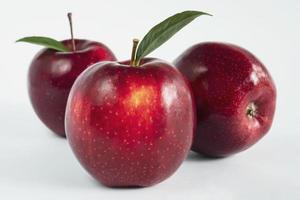 manzana roja fresca sobre fondo marrón suave - concepto de fondo de fruta fresca foto