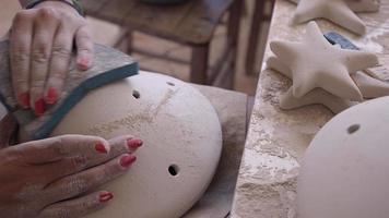 arte della ceramica fatta a mano in un laboratorio di ceramica video