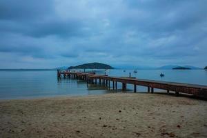 muelle de madera del puerto en la mañana .koh mak isla trat tailandia foto