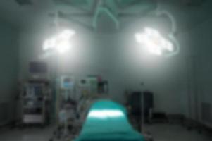 imagen borrosa de quirófano o quirófano en el hospital. una imagen del uso borroso de la sala de operaciones como fondo. foto