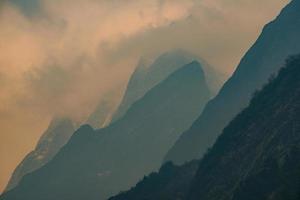 la sombra del valle de las montañas del himalaya en nepal. foto