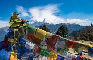 la bandera tibetana tradicional con annapurna sur en el fondo. Annapurna Sanctuary Trek es el destino de caminata más popular de la región de Annapurna. foto