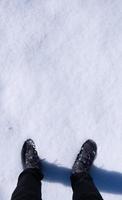 los hombres se paran en la nieve foto