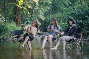 grupo de chicas asiáticas disfrutando de un día en el campamento de vacaciones foto