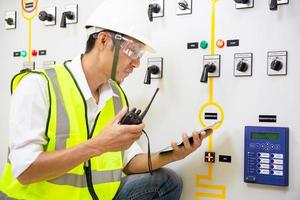 hombre de ingeniería eléctrica foto