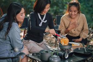 mujeres jóvenes cocinando huevo frito foto