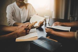 grupo de personas están leyendo la biblia foto