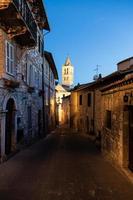 pueblo de asís en la región de umbría, italia. la ciudad es famosa por la basílica italiana más importante dedicada a st. francis - san francesco. foto