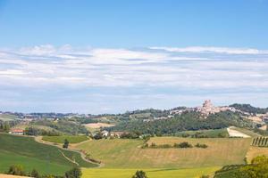 región de piamonte, italia. paisaje de campo en el área de langhe foto