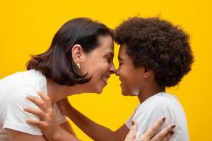 madre blanca con hijo negro. concepto de adopción. respeto social, color de piel, inclusión. foto