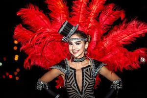 brasileño con traje de samba. hermosa mujer brasileña con traje colorido y sonriendo durante el desfile callejero de carnaval en brasil. foto