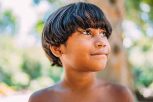 joven indio de la tribu pataxo del sur de bahia. niño indio mirando a la derecha. centrarse en la cara foto