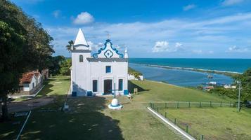 santa cruz cabralia, bahia-brasil- alrededor de enero de 2021 - vista aérea de la iglesia de nuestra señora de la concepción en la ciudad de santa cruz cabralia, en el sur de bahia foto