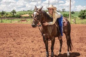 hermosa mujer y caballo foto