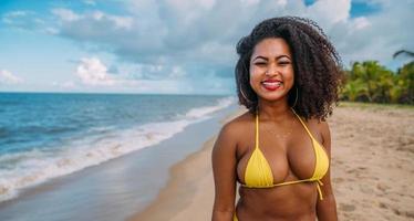 hermosa mujer latinoamericana en bikini en la playa. mujer joven disfrutando de sus vacaciones de verano en un día soleado, sonriendo y mirando a la cámara foto
