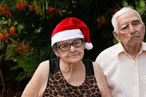 encantadora pareja senior en navidad. foto