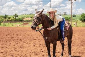 hermosa mujer y caballo foto