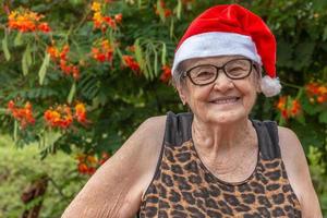 mujer mayor en sombrero de santa smilling. foto