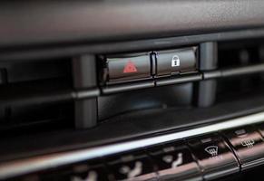 botón de bloqueo de puerta de coche interior en el panel. foto