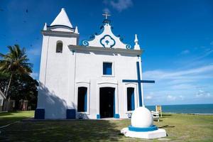 santa cruz cabralia, bahia-brasil- alrededor de enero de 2021 - vista aérea de la iglesia de nuestra señora de la concepción en la ciudad de santa cruz cabralia, en el sur de bahia foto