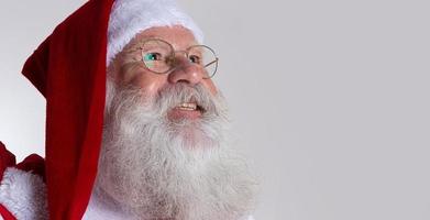 santa claus sobre fondo gris con espacio de copia. arte de la bandera foto