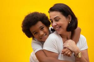 madre blanca con hijo negro. concepto de adopción. respeto social, color de piel, inclusión. foto