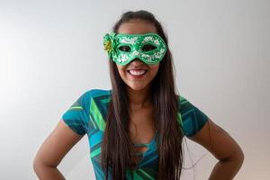 mujer joven feliz con máscara y confeti en la fiesta de carnaval. carnaval brasileño foto