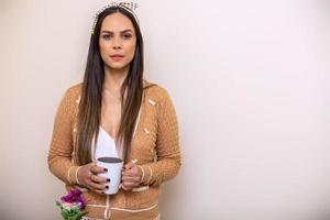 hermosa mujer brasileña con taza de café sobre fondo blanco. copie el espacio foto