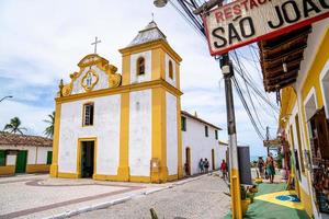 arraial d'ajuda - bahia - brasil - alrededor de enero de 2021 - iglesia nossa senhora da ajuda, en el centro histórico del municipio de arraial d'ajuda, en el sur de bahia. foto