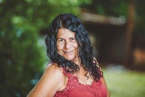 retrato de una bella y sonriente mediana edad. maduro. agricultora mayor. mujer en la granja en día de verano. actividad de jardinería. mujer brasileña. foto