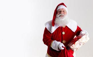 santa claus ofreciendo regalos a la cámara. recibiendo regalos de navidad. fiestas de año nuevo. foto