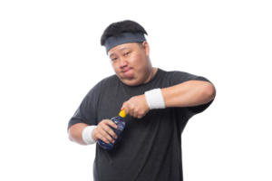 giovane uomo sportivo grasso divertente asiatico che tiene una bottiglia d'acqua, file png
