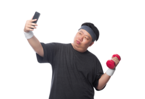 giovane uomo sportivo grasso asiatico che utilizza smartphone, file png