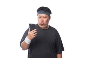 joven deportista gordo asiático usando un teléfono inteligente, archivo png