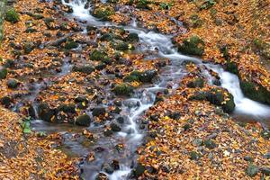 cascada en el parque nacional yedigoller, bolu, turquía foto