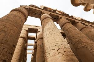 columnas en la sala hipóstila del templo de karnak, luxor, egipto foto