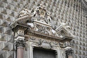 iglesia gesu nuovo en nápoles, italia foto