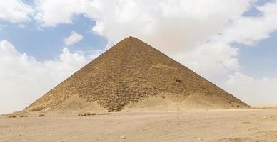 pirámide roja de dahshur en el cairo, egipto foto