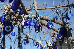 árbol de perlas de mal de ojo en el valle de las palomas, capadocia, nevsehir, turquía foto