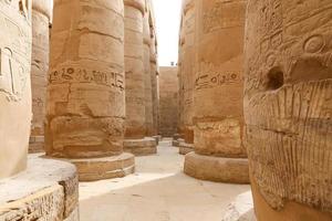 columnas en la sala hipóstila del templo de karnak, luxor, egipto foto