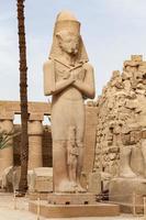 escultura en el templo de karnak en luxor, egipto