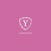 plantilla de diseño de logotipo inicial de letra x. ilustración de escudo floral decorativo de plata de lujo. Adecuado para productos de seguros, moda y belleza. aislado sobre fondo de color rosa. vector